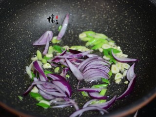 5、手撕蚝油杏鲍菇,加洋葱丝炒香