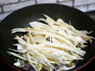 6、手撕蚝油杏鲍菇,再加入杏鲍菇，翻炒，一会儿就，能炒出水分来，这时候还要继续翻炒，把杏鲍菇里的水分都炒干就可以了