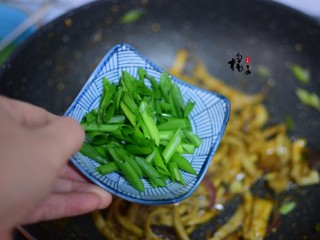 12、手撕蚝油杏鲍菇,加葱段，炒匀即可