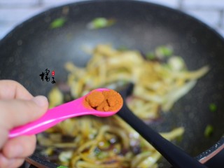 10、手撕蚝油杏鲍菇,加辣椒粉，炒匀