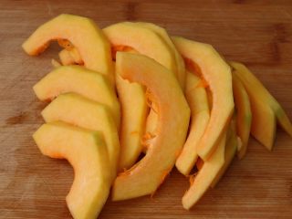 2、南瓜奶片,南瓜去皮切块上锅蒸熟