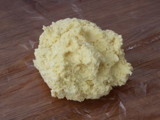 7、南瓜奶片,放入保鲜膜中揉搓均匀