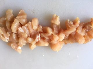 2、下饭菜 宫爆鸡丁,将鸡胸肉解冻洗净后切成小块