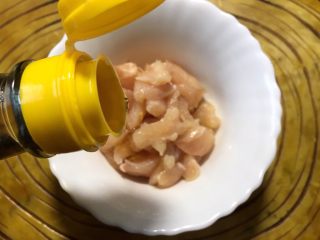 4、下饭菜 宫爆鸡丁,加入少许油入碗中