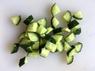 9、下饭菜 宫爆鸡丁,这时将黄瓜洗净后切成小块放入半勺醋，半勺白糖，一勺料酒，搅拌均匀