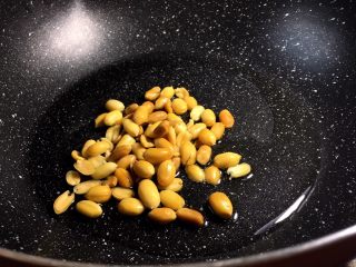 10、下饭菜 宫爆鸡丁,锅里放油，花生米放入锅中中火炒至黄色即可关火，捞出放盘中冷却