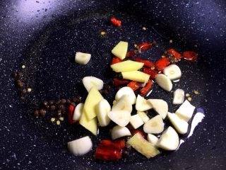 11、下饭菜 宫爆鸡丁,锅里留底油，烧热，花椒放入爆香放入干辣椒，大蒜生姜爆香