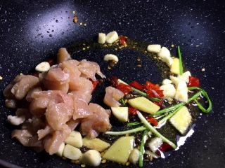12、下饭菜 宫爆鸡丁,加入葱段爆香后放入鸡胸肉快速搅散