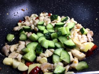 13、下饭菜 宫爆鸡丁,直到鸡胸肉变白就将黄瓜放入爆炒