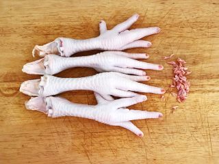 16、私房菜  密制酸辣鸡爪,把鸡爪的指甲切掉