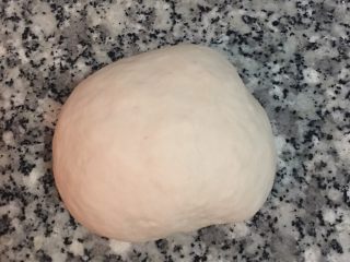 2、雙色抹茶饅頭,當麵糰略有光澤時即可倒在工作檯上揉到三光. 此圖為剛揉成糰，表面較為粗糙。