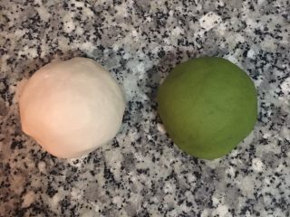 5、雙色抹茶饅頭,揉好後的抹茶麵糰也蓋起來鬆弛喔5-10分鐘。