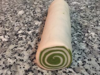 9、雙色抹茶饅頭,去頭去尾，切掉不齊的部份，