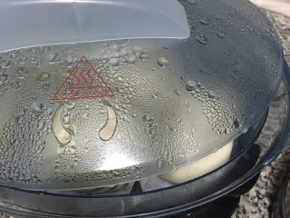 11、雙色抹茶饅頭,發酵完成後,冷水大火蒸18-20分鐘即可,但開蓋前不要一下子就掀開,應該開一小口讓蒸氣散出後再取出饅頭放涼.