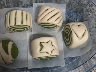 10、雙色抹茶饅頭,發酵後麵糰已漲大，且側邊微凸。