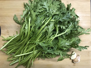 1、茼蒿鸡蛋饼,茼蒿买回来后清洗干净。