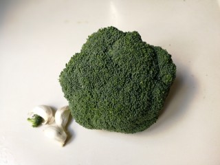 1、蒜泥拌西兰花,准备好西兰花和蒜瓣