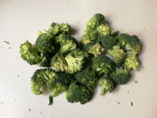 2、蒜泥拌西兰花,西兰花去掉茎，扳成小朵，茎可以剥去皮，着急做菜 ，我留着下次吃了