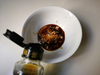 10、蒜泥拌西兰花,滴几滴香油拌匀成蒜泥汁