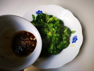 11、蒜泥拌西兰花,蒜泥汁淋到西兰花表面