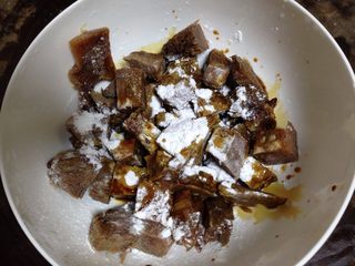 5、快手咖喱土豆炖牛肉,加少许淀粉、生抽颠匀备用