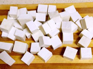 1、麻婆豆腐,老豆腐冲一下水,切方块。