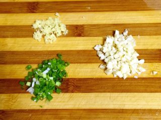 2、麻婆豆腐,葱姜蒜分别切末。