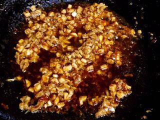 7、麻婆豆腐,调入少许料酒、1汤匙生抽、少许糖继续翻炒至肉末颜色发白。