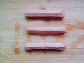 1、脆皮孜然香肠,准备烤肠，冷冻的烤肠，自然解冻即可