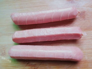 4、脆皮孜然香肠,三个香肠，可以按照自己的喜好切成喜欢的形状