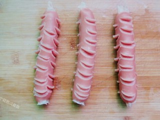 6、脆皮孜然香肠,煮好的香肠就会出现鳞片状