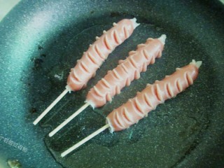 10、脆皮孜然香肠,把烤肠放到里面