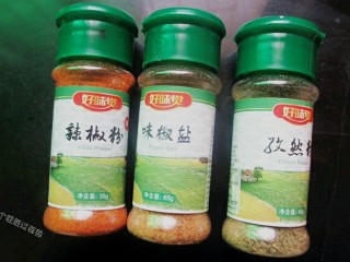 12、脆皮孜然香肠,准备辣椒粉，孜然，椒盐粉