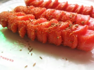 16、脆皮孜然香肠,调料可以根据自己的喜好，沙拉酱，甜辣酱也可以刷的