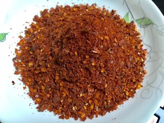 1、辣椒油／油泼辣子,辣椒面，你还可以选打得更碎的，看自己喜好哦