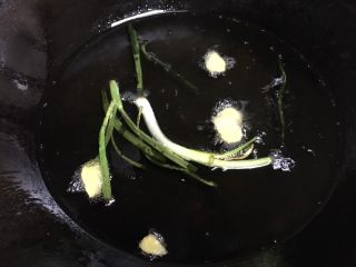 5、辣椒油／油泼辣子,姜片和香葱炸黄后捞出，关火