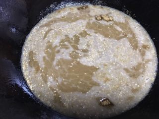 6、辣椒油／油泼辣子,倒入香料粉，熟白芝麻