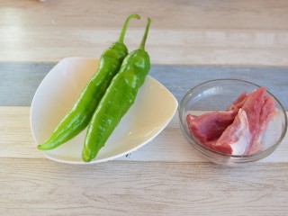 1、辣椒炒肉片,准备食材
