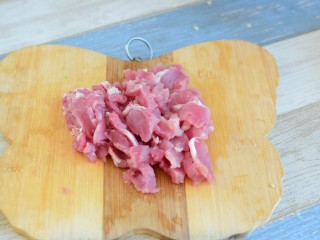 2、辣椒炒肉片,猪肉切片，辣椒切块