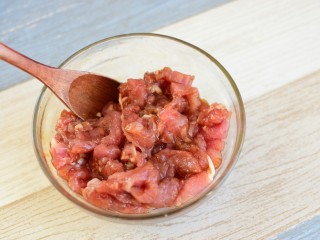 7、辣椒炒肉片,拌匀腌制15分钟