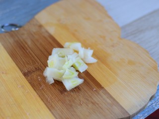 8、辣椒炒肉片,切葱花