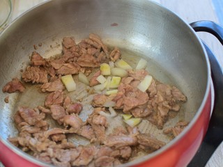 11、辣椒炒肉片,炒至断生