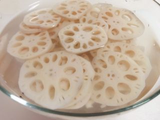 5、麻辣藕片,捞出放入凉水中过凉，这样口感会更脆