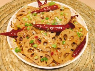 14、麻辣藕片,收汁完成后，盛出，撒白芝麻和葱花，一道麻辣藕片就做好啦！