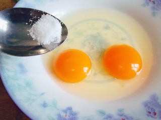 5、炒馒头丁（鸡蛋馒头）,加入盐