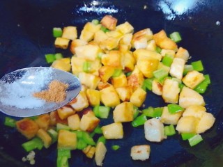 13、炒馒头丁（鸡蛋馒头）,加入盐和十三香