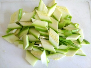 4、西葫芦木耳炒鸡蛋,西葫芦切成菱形片