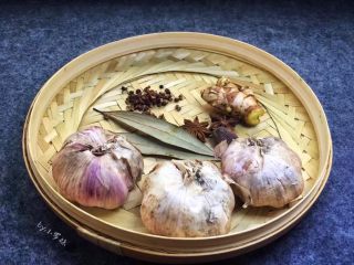 5、土豆炖牛腩,准备烹制牛腩的调料，姜1块，大蒜3个，草果1个，八角2个、香叶2片，花椒10多粒。