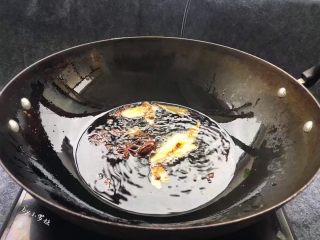 7、土豆炖牛腩,炼好的牛油捞去油渣，下姜片、八角、花椒粒、草果、香叶入锅爆香！