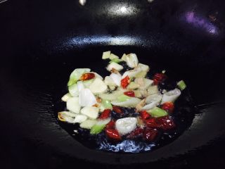 16、宫保鸡丁,锅里留底油，依次放入姜，蒜，葱，干辣椒爆香。